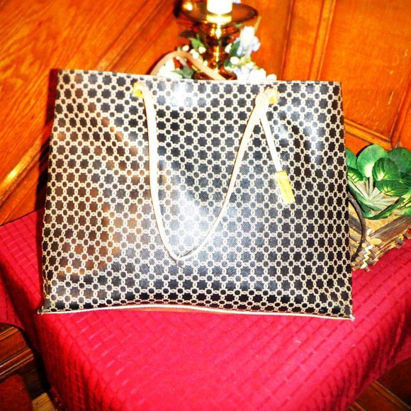 *** IVANKA TRUMP *** Next to New Hand Bag - Picture 1 of 5